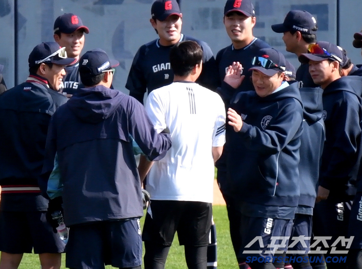 '좀 멋있지 않나?' 팀 떠난 후배 끌고가 모두에게 인사시킨 캡틴, 상남…