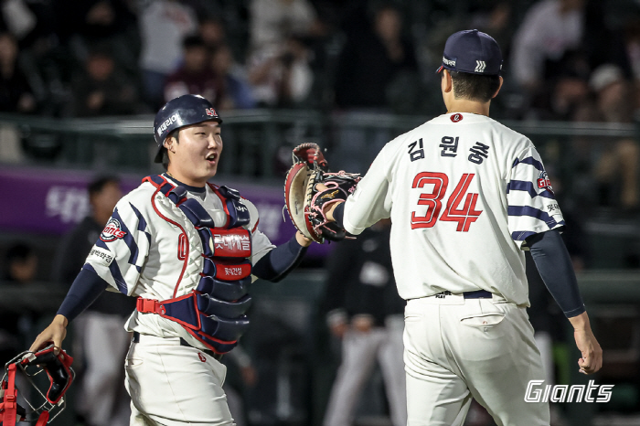 'ERA 0.71' 장발이 억제기였나? 4월에만 13승 맹진 → 그 중심…