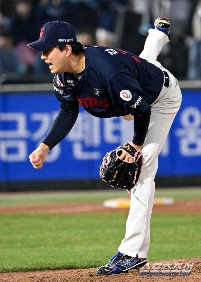 'ERA 0.71' 장발이 억제기였나? 4월에만 13승 맹진 → 그 중심…