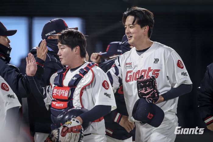 'ERA 0.71' 장발이 억제기였나? 4월에만 13승 맹진 → 그 중심…