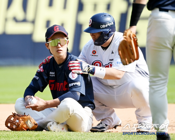 '타격 1위' 복덩이 부상 위기! '디딤발' 태클에 깜짝 → 김태형 감독…