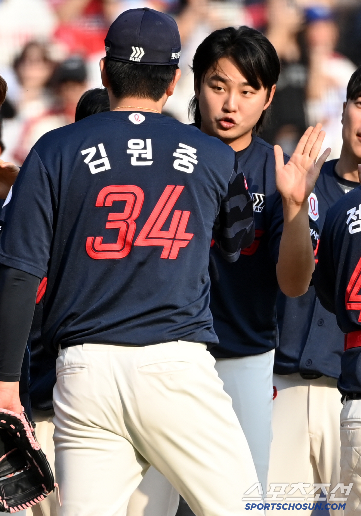 '낭만투수 정철원' 두산 팬에 90도 인사→롯데 팬에 뜨거운 포효...완…