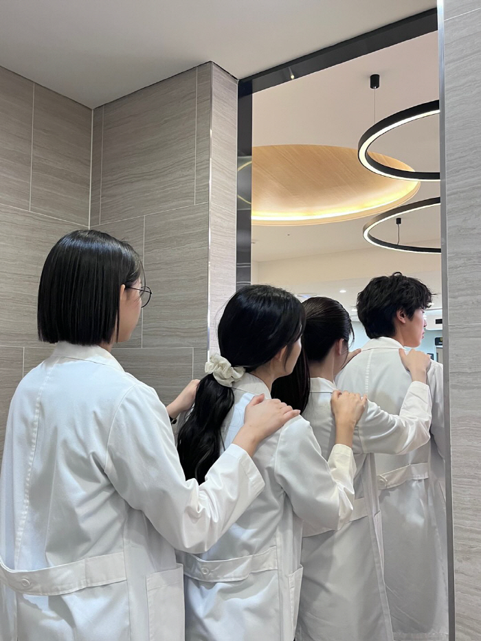 [SCin스타] 고윤정 배꼽은 여기입니다..카메라 앞 침대 '벌러덩' 털…