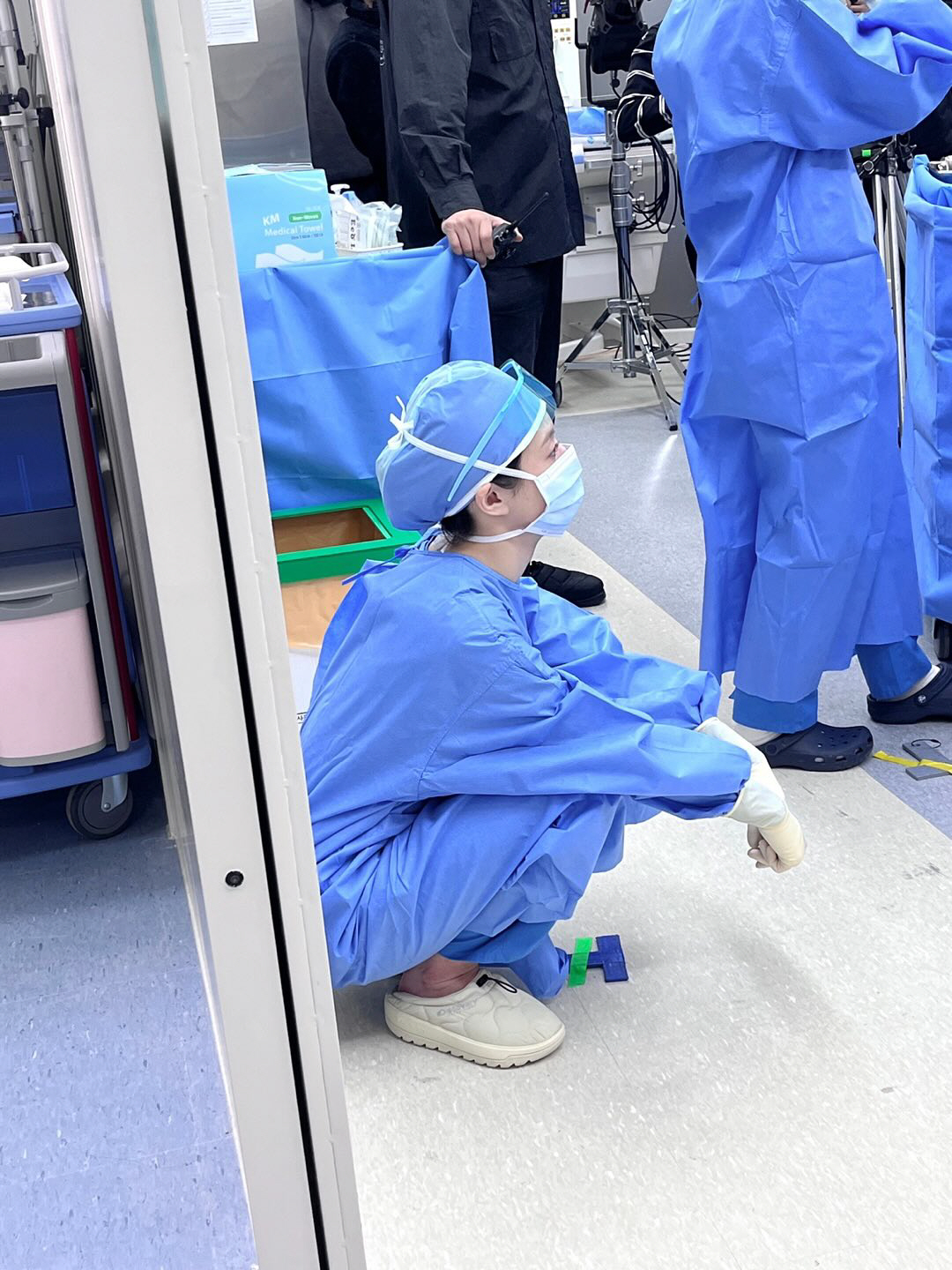 [SCin스타] 고윤정 배꼽은 여기입니다..카메라 앞 침대 '벌러덩' 털…