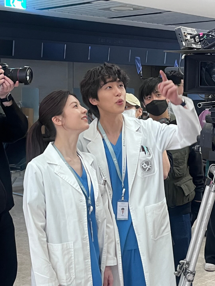 [SCin스타] 고윤정 배꼽은 여기입니다..카메라 앞 침대 '벌러덩' 털…