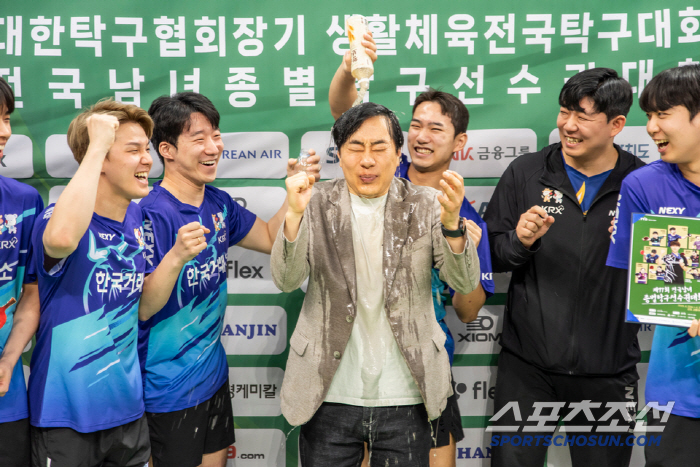 "레전드 유남규 감독,짜릿한 물세례 세리머니" 한국거래소,종별선수권 단체전 우승!