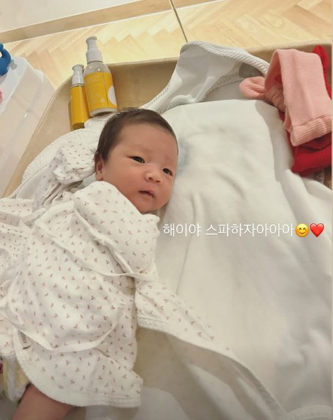 손담비 딸, 생후 2주만에 완성형 미모..."엄마 닮았나"