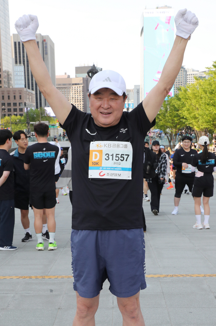 "74세에도 뛴다" 권오갑 K리그 총재, 서울하프마라톤 10km 완주…달리기는 기본, 수영·암벽등반 즐기는 스포츠 마니아