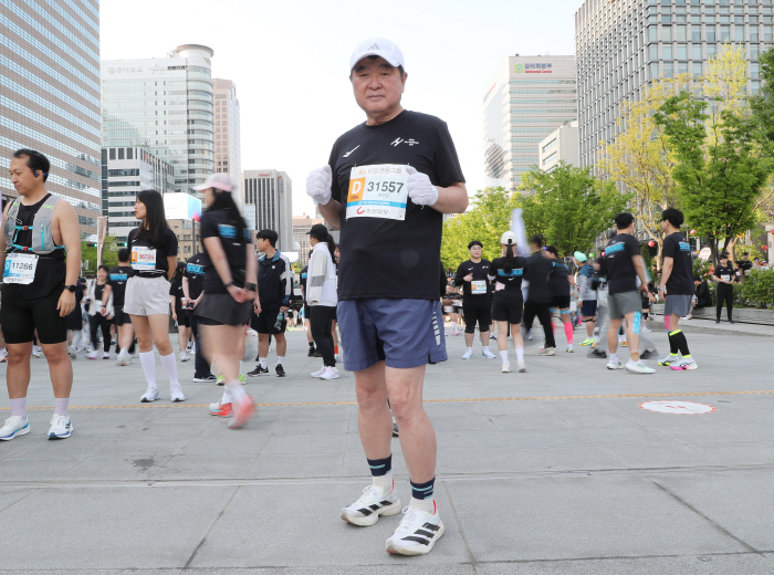 "74세에도 뛴다" 권오갑 K리그 총재, 서울하프마라톤 10km 완주…달…