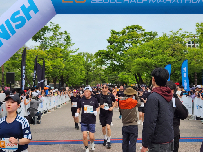 "74세에도 뛴다" 권오갑 K리그 총재, 서울하프마라톤 10km 완주…달…