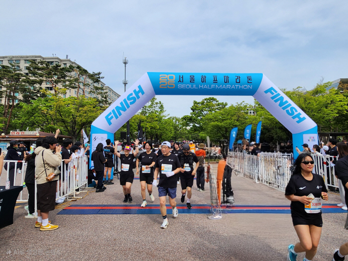"74세에도 뛴다" 권오갑 K리그 총재, 서울하프마라톤 10km 완주…달…