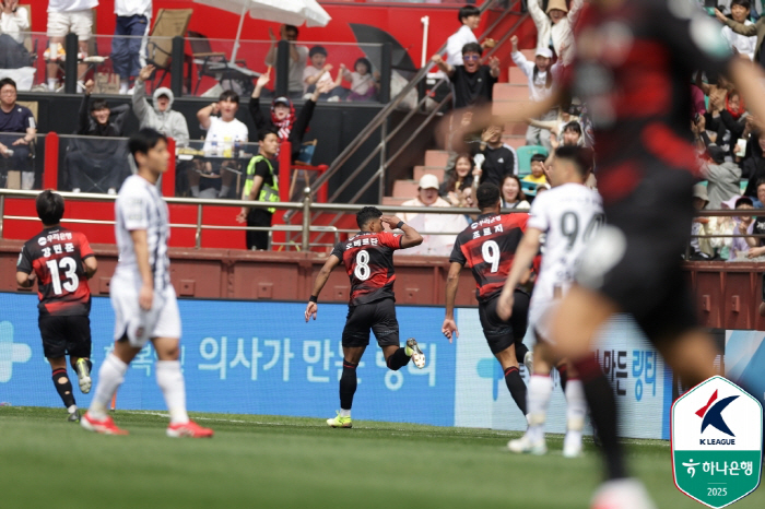 [포항 현장리뷰]"'축神' 오베르단은 징크스도 부순다" 포항, 서울 1-…
