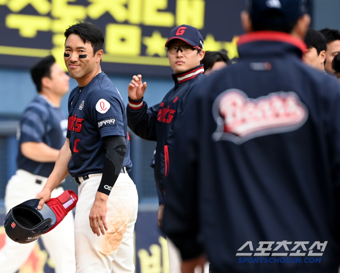 '선배미 달달하네!' 사구 던져 미안했던 후배 격려한 자이언츠 캡틴의 터…