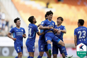 '0:2→2:2→3:2' 퇴장 변수에도 웃은 부산, 화성전 3-2 역전승...전남, 김포 상대 1-0 승리→4경기 연속 무패 [K리그2 종합리뷰]