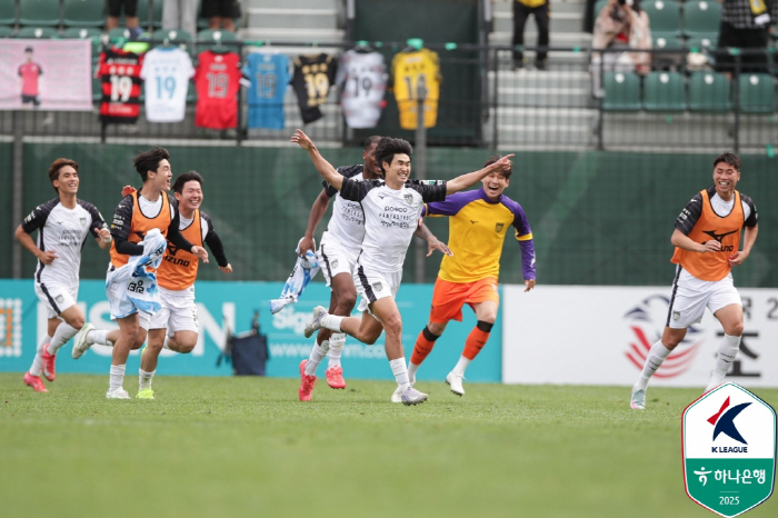 '0:2→2:2→3:2' 퇴장 변수에도 웃은 부산, 화성전 3-2 역전승…