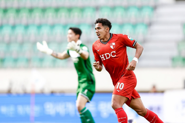 '0:2→2:2→3:2' 퇴장 변수에도 웃은 부산, 화성전 3-2 역전승…