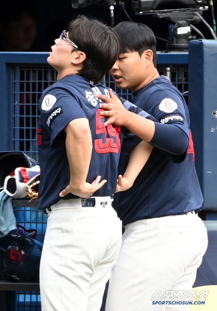 '만루포 악몽에 두 눈 질끈' 고개숙인 송재영 감싸준 박진의 든든한 위로