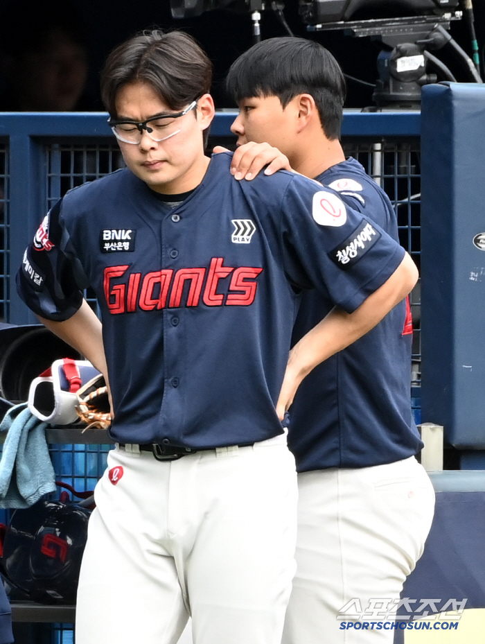 '만루포 악몽에 두 눈 질끈' 고개숙인 송재영 감싸준 박진의 든든한 위로