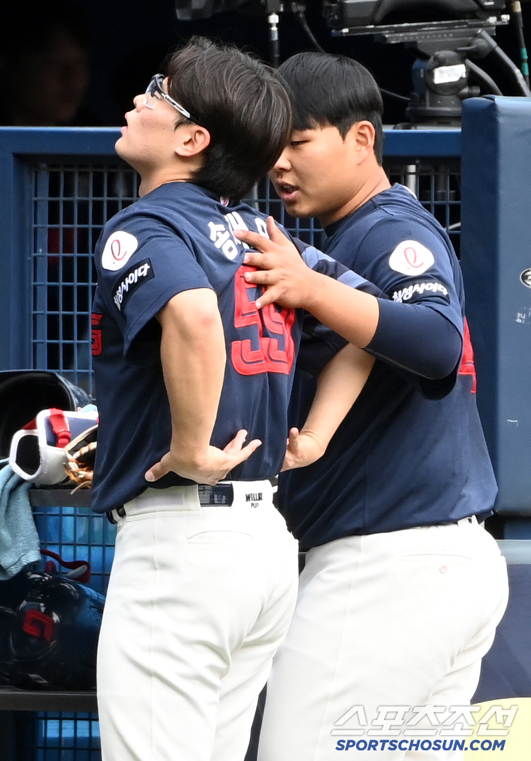 '만루포 악몽에 두 눈 질끈' 고개숙인 송재영 감싸준 박진의 든든한 위로
