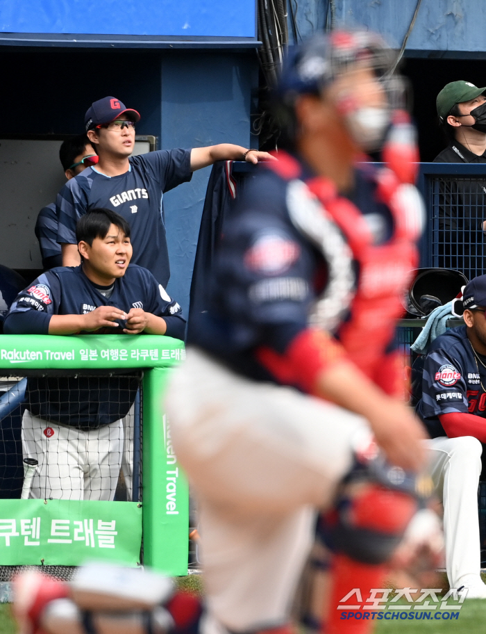 '만루포 악몽에 두 눈 질끈' 고개숙인 송재영 감싸준 박진의 든든한 위로