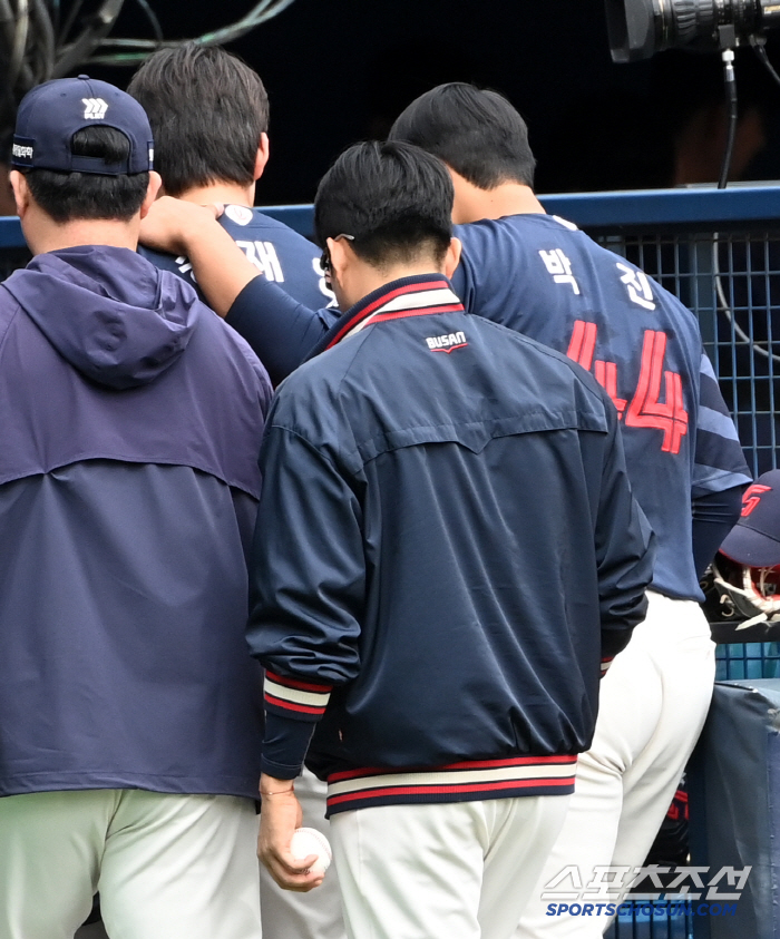 '만루포 악몽에 두 눈 질끈' 고개숙인 송재영 감싸준 박진의 든든한 위로