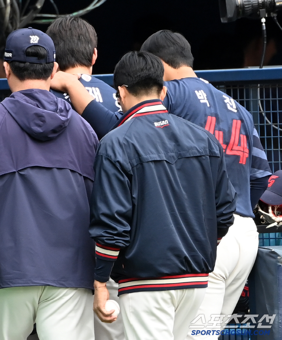 '만루포 악몽에 두 눈 질끈' 고개숙인 송재영 감싸준 박진의 든든한 위로