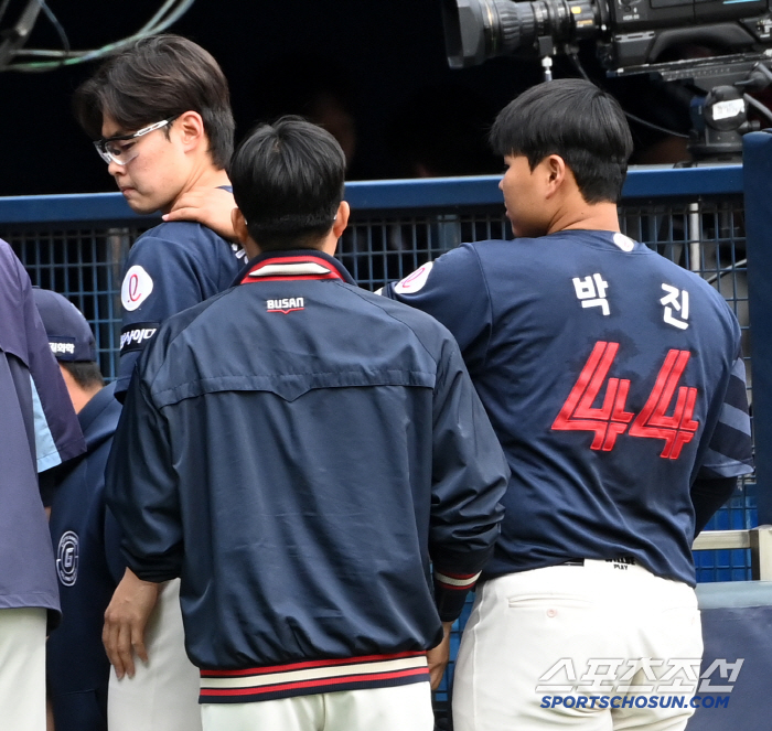 '만루포 악몽에 두 눈 질끈' 고개숙인 송재영 감싸준 박진의 든든한 위로