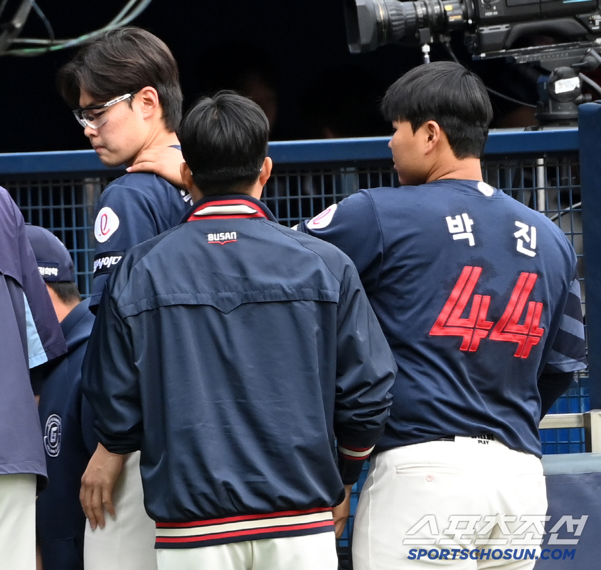 '만루포 악몽에 두 눈 질끈' 고개숙인 송재영 감싸준 박진의 든든한 위로