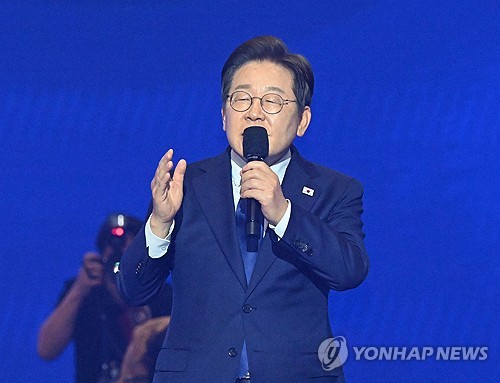 이재명, 오늘 이승만·박정희 등 묘역 참배…대선후보 첫 일정