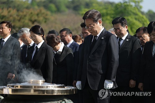 이재명, 이승만·박정희·박태준 묘역 참배…현충원서 첫 일정