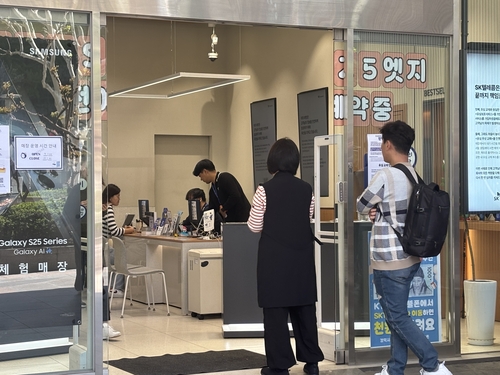 "200개 한정이라니"…SKT 유심교체 첫날 대리점 오픈런에 긴 줄