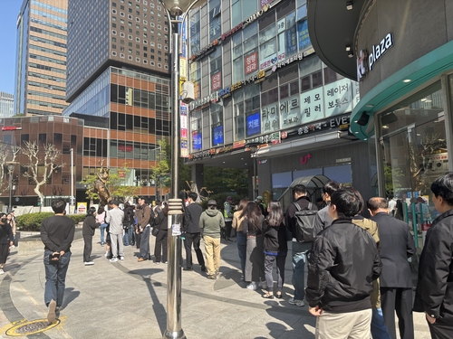 SKT 유심교체 첫날 대리점 '혼란'…"본사 직원도 동원"(종합2보)