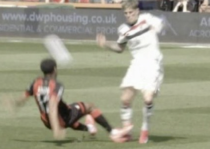"거의 죽을 뻔했다!" NO 레드카드 분노 폭발, 'EPL, 무모한 도전…