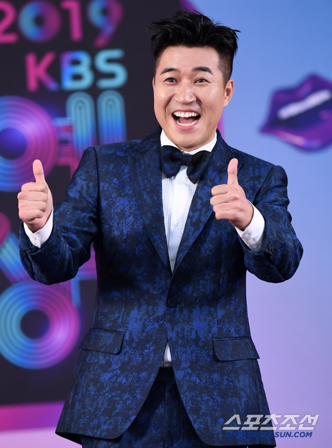'새신랑' 김종민, 축의금 걱정하더니...PD가 1000만원 냈다? "멤…