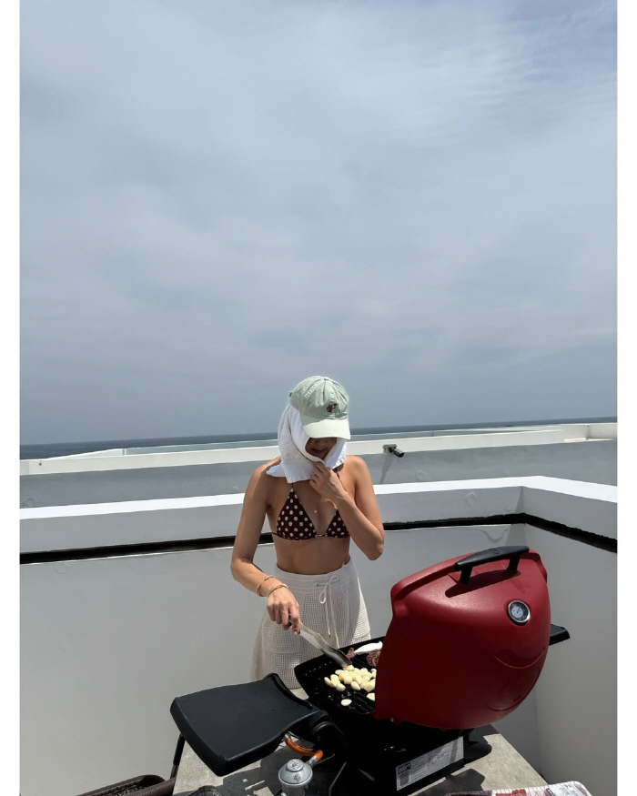 프로그램 하차 후 비키니 뽐낸 50대 女아나운서…완벽 몸매로 시선 강탈[…