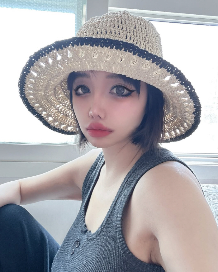 박봄, 단발하고 확 달라진 분위기..화려한 듯 청순해