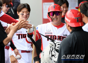 '지팡이든 마흔두살 최형우' 애들아 마음껏 놀려라...맏형 희생에 빵 터진 김도영
