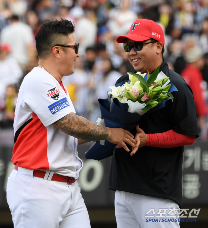 '지팡이든 마흔두살 최형우' 애들아 마음껏 놀려라...맏형 희생에 빵 터…