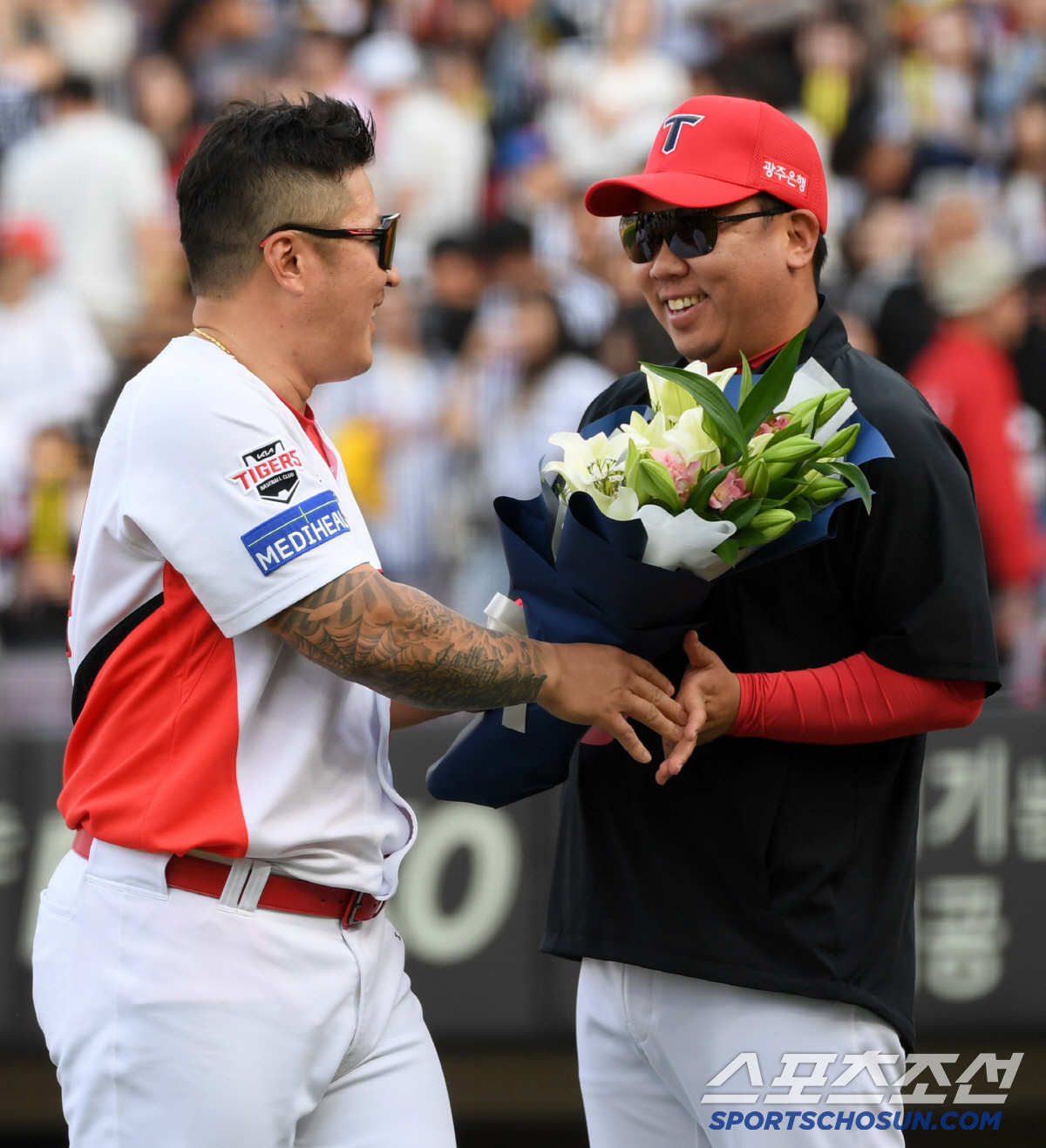 '지팡이든 마흔두살 최형우' 애들아 마음껏 놀려라...맏형 희생에 빵 터…