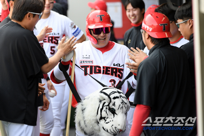 '지팡이든 마흔두살 최형우' 애들아 마음껏 놀려라...맏형 희생에 빵 터…
