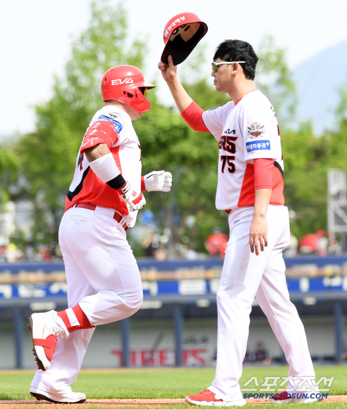 '지팡이든 마흔두살 최형우' 애들아 마음껏 놀려라...맏형 희생에 빵 터…