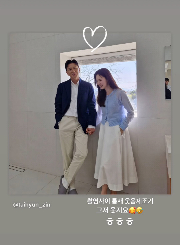 박시은♥진태현, 손 꼭 잡고 웃음 빵! 결혼 10년 차 변함없는 금슬