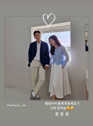 박시은♥진태현, 손 꼭 잡고 웃음 빵! 결혼 10년 차 변함없는 금슬