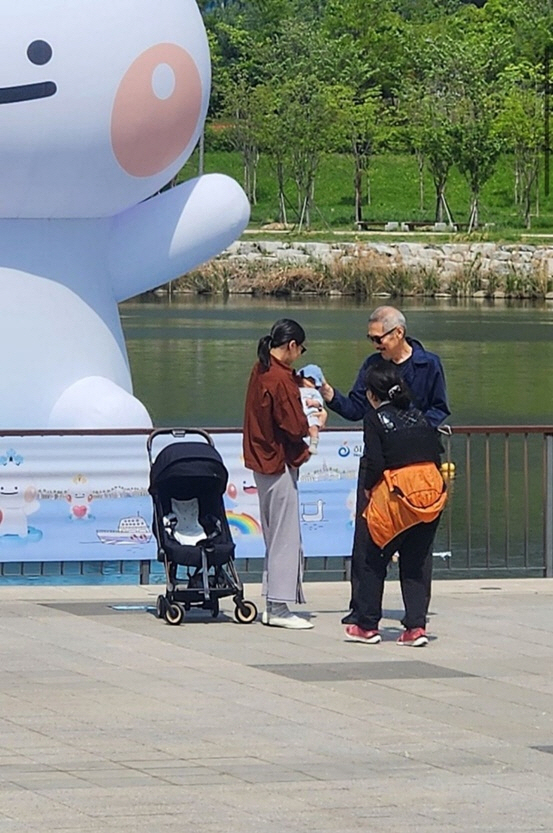 [SC이슈] 불륜→혼외자→칸 심사까지..홍상수 감독, 韓서 지탄받고 佛서…