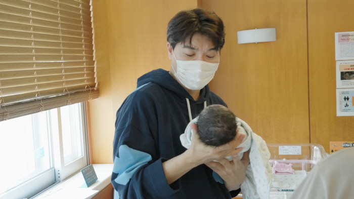 “박수홍·양세형, 부둥켜안고 울어”..눈물범벅 출산 현장 (‘우리 아기가 태어났어요’)