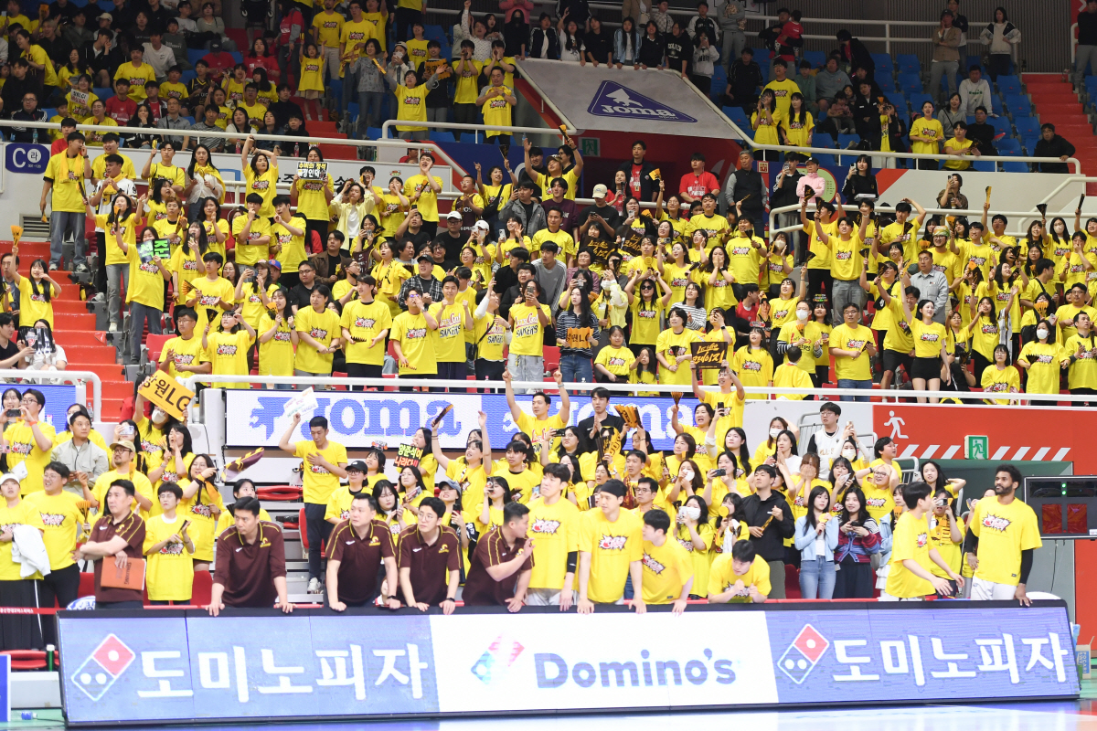 [류동혁의 이슈분석] '슈퍼스타'의 끝없는 부상, 그리고 '언해피'. '…
