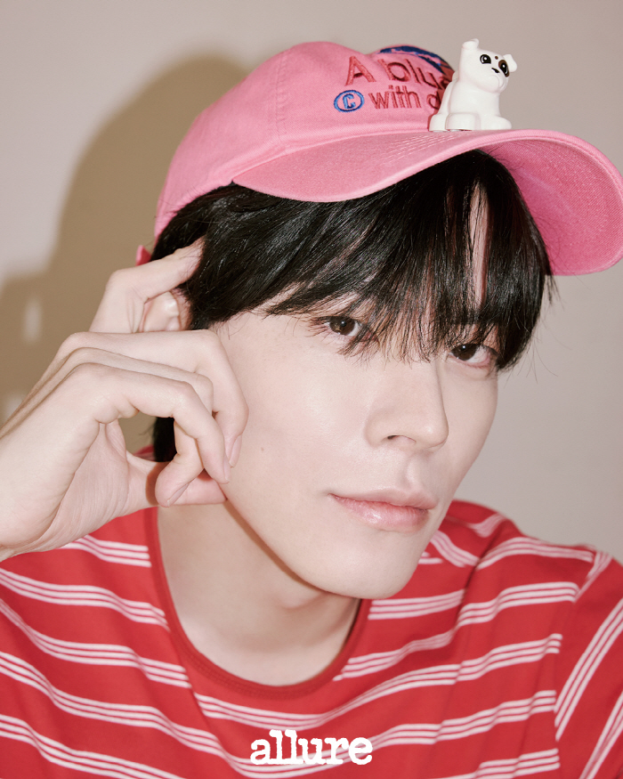 얼굴에 소년미가 있네..홍종현, 멜로맨스 장인→반려견 안고 미소
