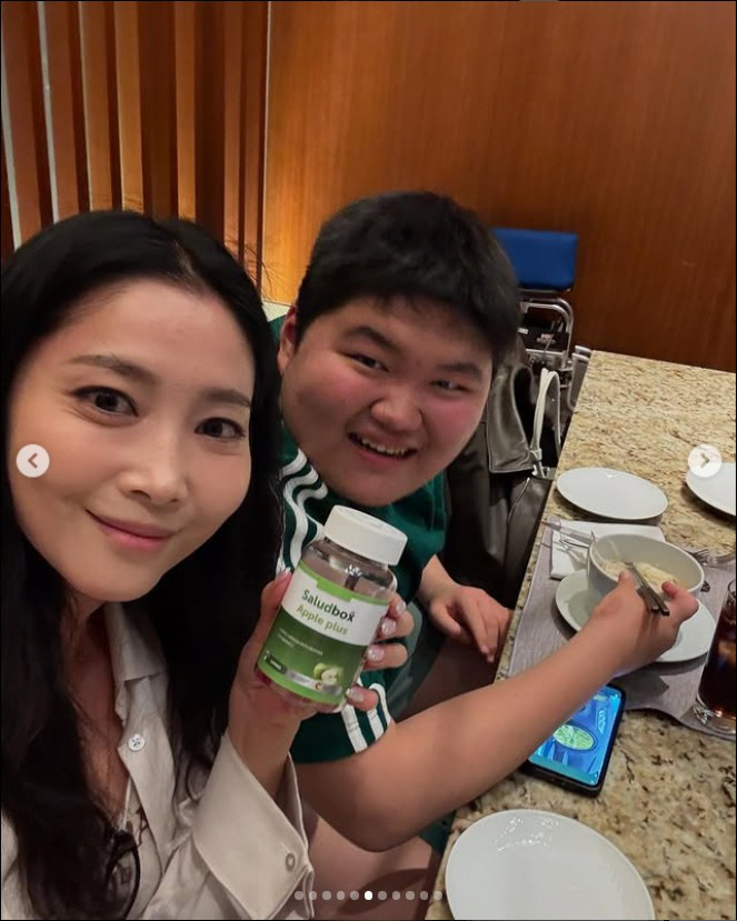 오윤아, 발달장애 子 위험천만 사고..."축제 참석에 신났는데"