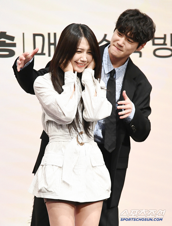 '끈 풀린 정은지는 내가 지킨다' 어깨 깡패 이준영의 달콤한 매너 [SC…