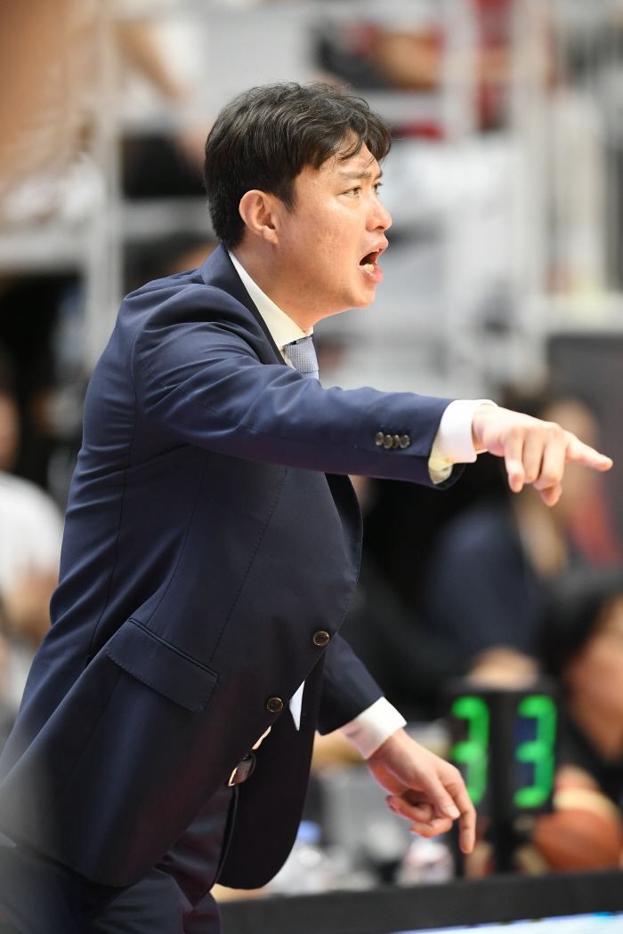 [현장인터뷰]전희철 SK 감독 "팀 불화설, 진짜 아니다…오세근 부상 OUT" vs 송영진 KT 감독 "워니 집중 마크"